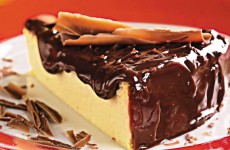 receita-cheesecake-com-cobertura-de-chocolate
