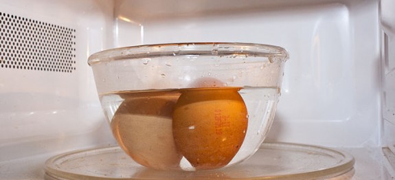 670px-Hardboil-eggs-microwave-2-575x262