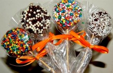 Crianças - Pirulitos de Brigadeiro com bolacha tipo Maria