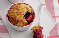 receita-de-crumble-de-morango-ameixa-vermelha