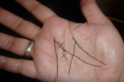 As-linhas-na-sua-mão-fazem-um-M-Sabe-o-significado-Nem-imagina-430x285