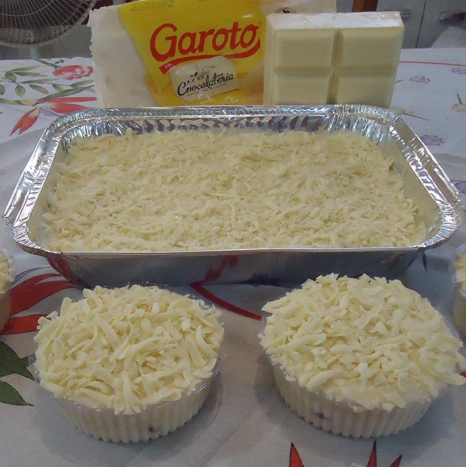 Pave De Paçoca Com Chocolate Branco PAVÊ DE CHOCOLATE BRANCO: Ele é fácil de fazer e delicioso! Faça para a