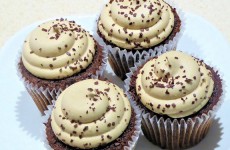 cupcake-com-cobertura-de-chocolate-branco