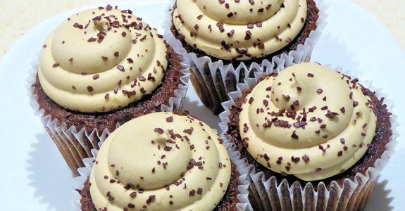 cupcake-com-cobertura-de-chocolate-branco