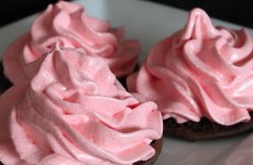 img_cobertura_de_cupcake_com_gelatina_de_morango_2940_orig