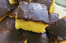 Bolo-de-Cenoura-com-Calda-Crocante-de-Chocolate-640x640