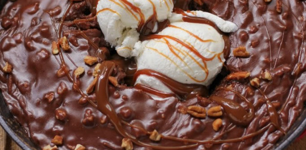 Gooey-Chocolate-Skillet-Cake-Ice-Cream-Sundae-682x736